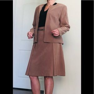 Casual corner suit .